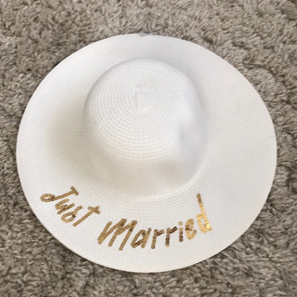 “Just married” and “Mrs.” flobby beach hats - Picture 3 of 3